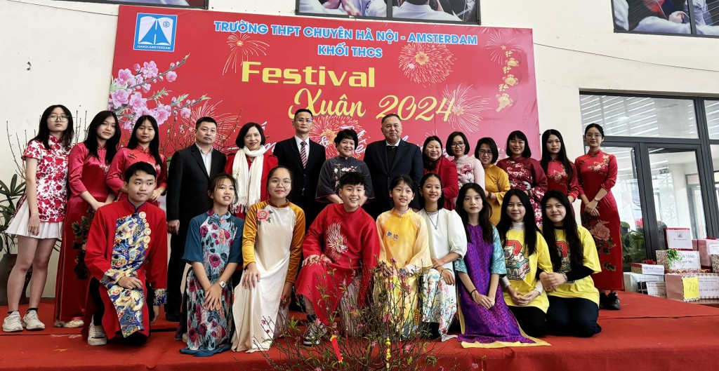 Học sinh hào hứng trải nghiệm Tết cổ truyền tại Festival Xuân 2024