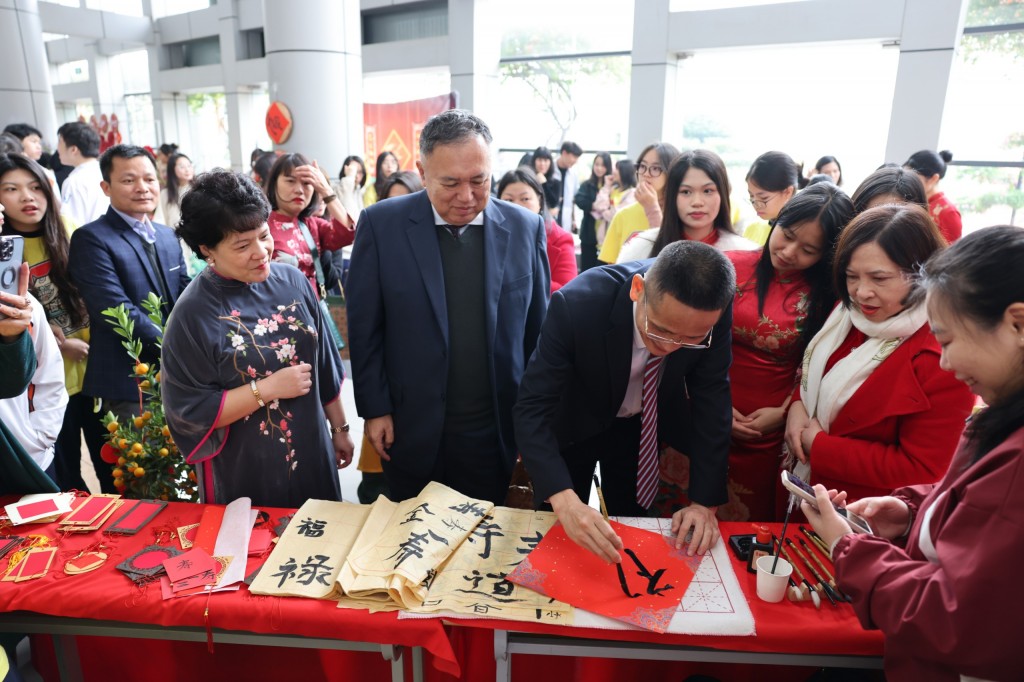 Học sinh hào hứng trải nghiệm Tết cổ truyền tại Festival Xuân 2024