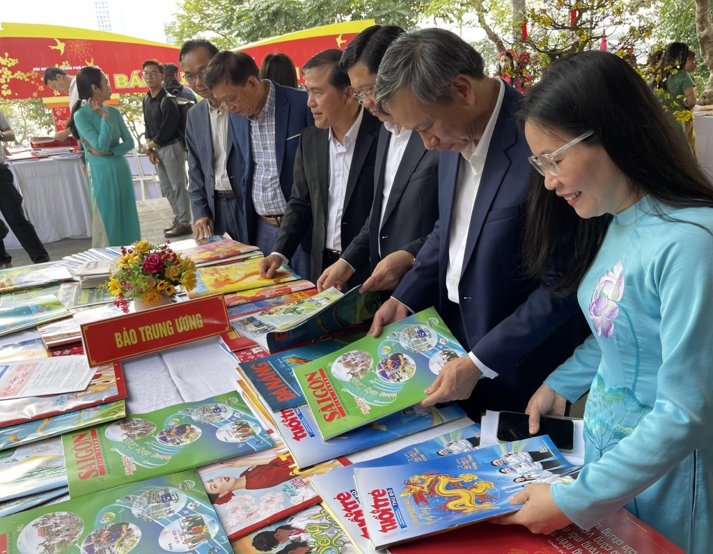 Đoàn đại biểu HĐND thành phố Đà Nẵng tham quan gian trưng bày các ấn phẩm đặc biệt chào xuân Giaps Thìn 2024 (Ảnh Đ.Minh)