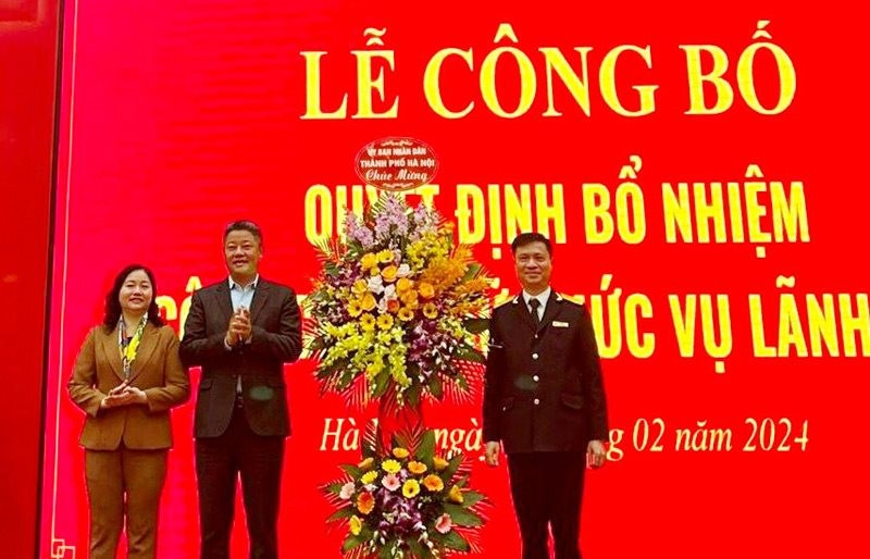 Phó Chủ tịch UBND thành phố Hà Nội Nguyễn Mạnh Quyền tặng hoa chúc mừng tân Phó Cục trưởng Cục Thuế thành phố Hà Nội