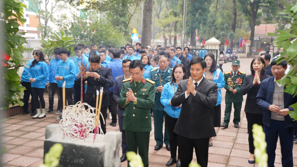 Các đại biểu dâng hương tưởng niệm các anh hùng liệt sĩ