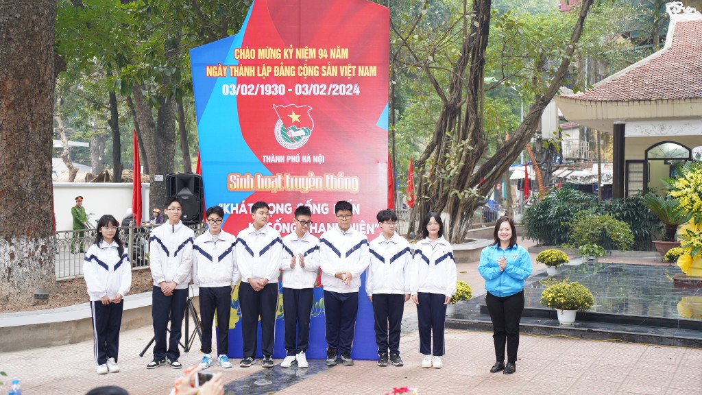 Bí thư Đoàn thanh niên quận Đống Đa Nguyễn Thị Thanh Tâm trao Huy hiệu Đoàn cho đoàn viên.