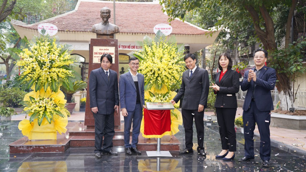 Các đại biểu khánh thành công trình Bản đồ số địa chỉ đỏ tại điểm di tích Nhà lưu niệm Bác Hồ