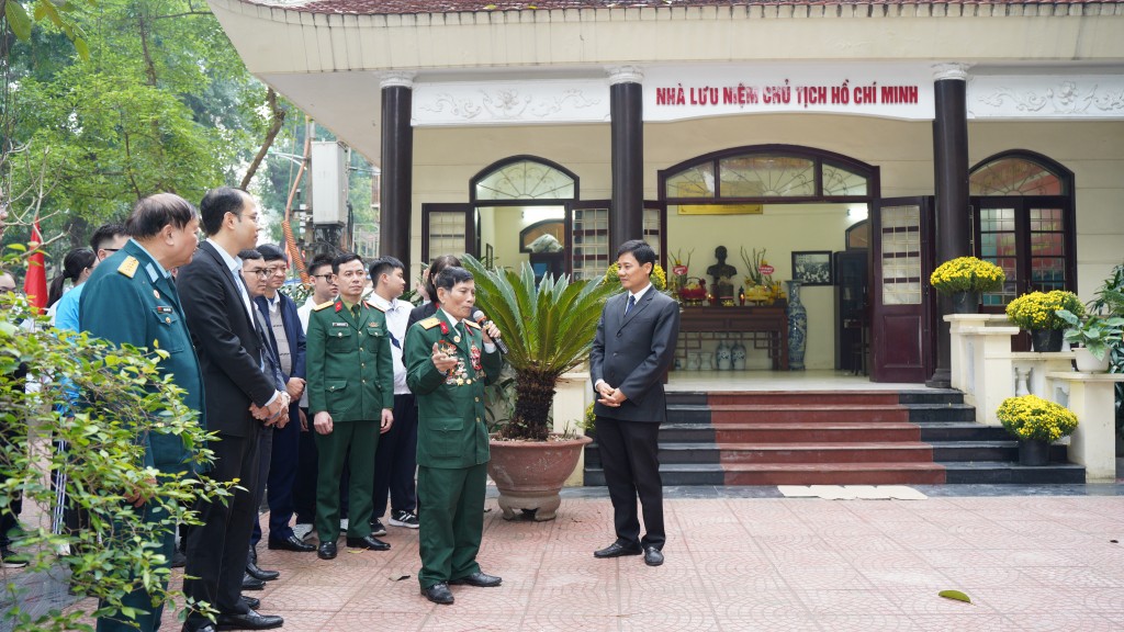 Các đại biểu cùng đoàn viên, thanh niên quận Đống đa thăm quan, nghe thuyết trình về “Nhà lưu niệm Bác Hồ”.