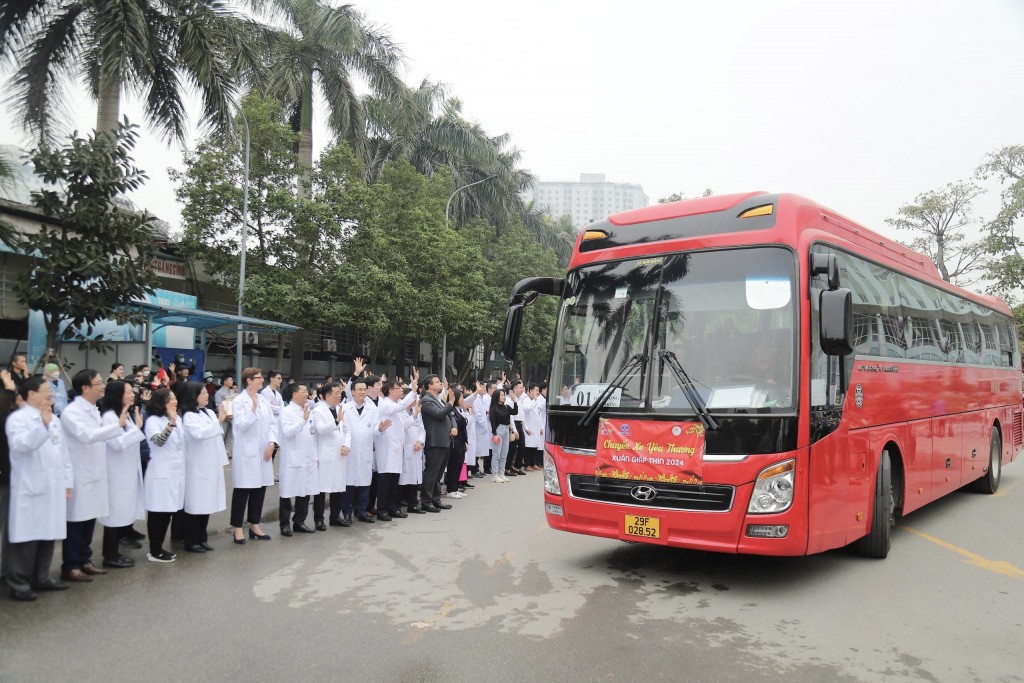 Chuyến xe yêu thương đưa người bệnh về quê ăn Tết miễn phí