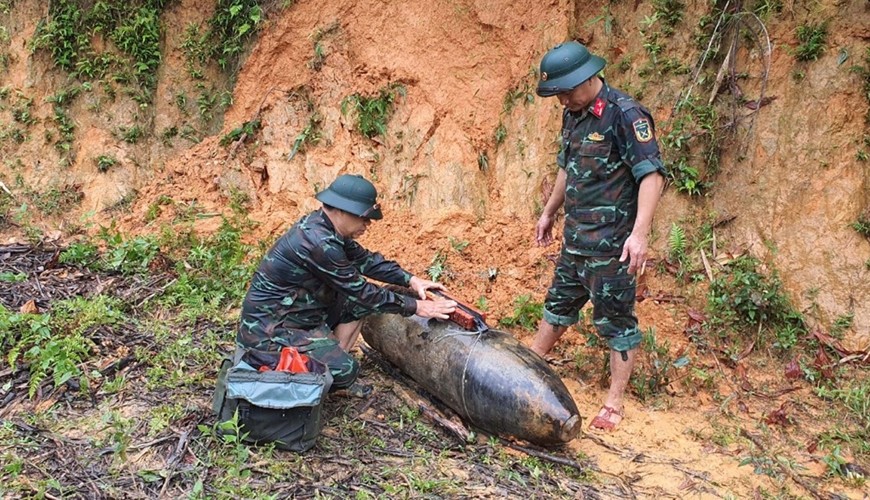 Lực lượng Công binh Bộ Chỉ huy Quân sự tỉnh Nghệ An tiến hành quy trình hủy nổ quả bom. 