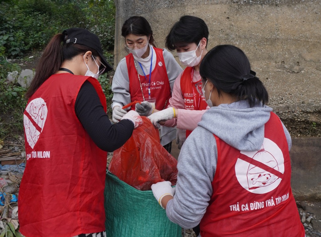  Cùng với việc thả cá, các bạn tình nguyện viên cũng thu gom các túi nilon tại khu vực cầu Long Biên