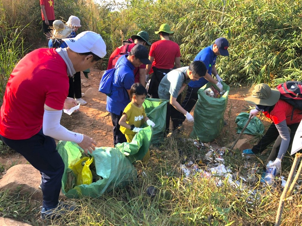 Hàng trăm tình nguyện viên chung tay làm sạch cảnh quan núi Bà Đen, Tây Ninh