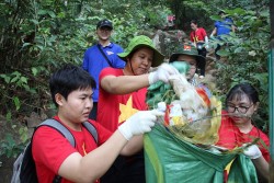 Hàng trăm tình nguyện viên chung tay làm sạch cảnh quan núi Bà Đen, Tây Ninh