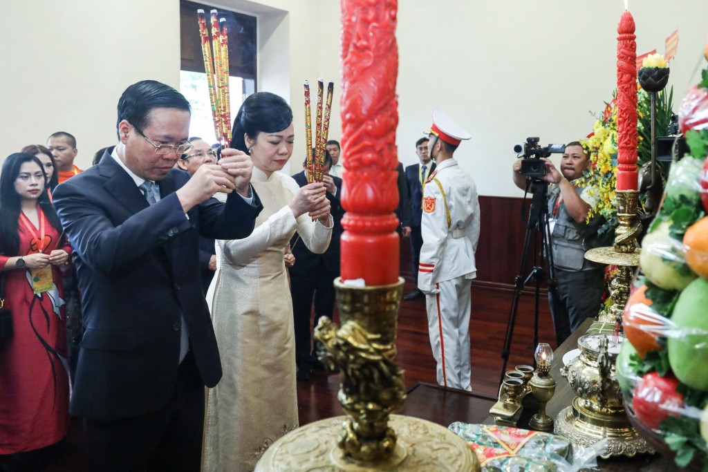Chủ tịch nước và phu nhân dâng hương lên Chủ tịch Hồ Chí Minh tại Bảo tàng Hồ Chí Minh