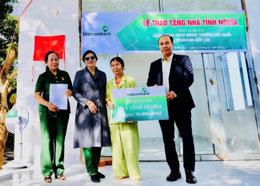 Ông Hoàng Xuân Thành - Phó Giám đốc Vietcombank Đắk Lắk trao biển tặng nhà tình nghĩa cho gia đình cựu thanh niên xung phong Lê Thị Hinh