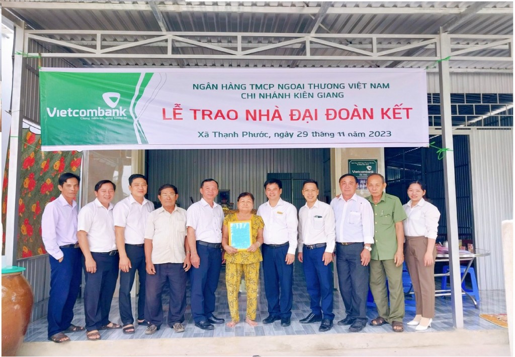Nhà đại đoàn kết Vietcombank trao tặng hộ nghèo tại tỉnh Kiên Giang