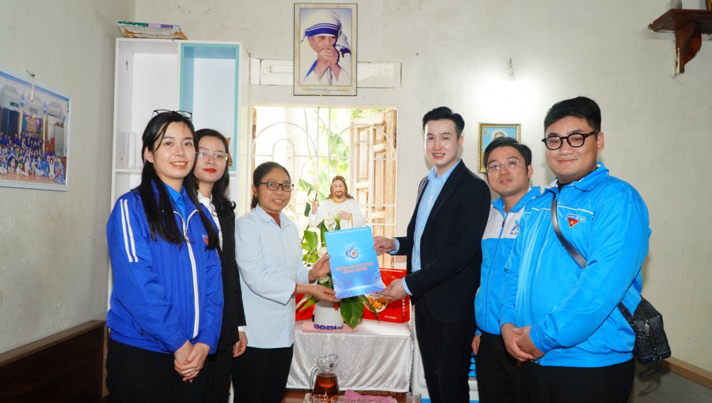 Mang yêu thương, trao nụ cười cho thiếu nhi có hoàn cảnh khó khăn