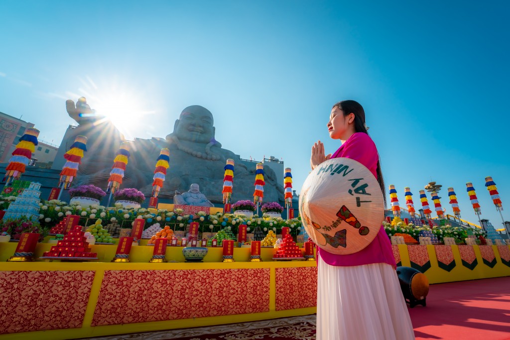 Du khách chiêm bái Tôn tượng Bồ Tát Di Lặc trên đỉnh núi Bà Đen. Ảnh: Sun World Ba Den Mountain