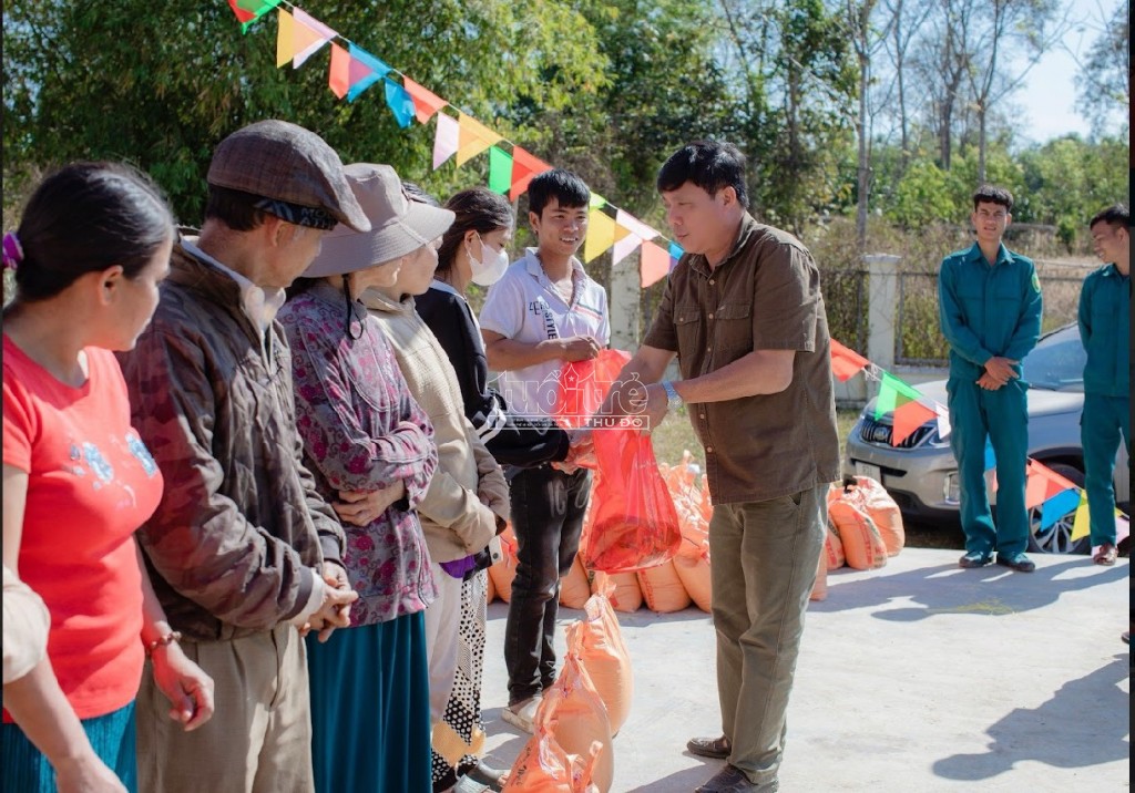 Mang xuân đến vùng biên Sa Loong