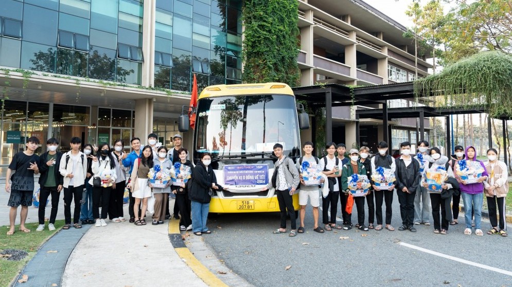 EIU tổ chức chuyến xe 0 đồng đưa sinh viên về quê ăn Tết