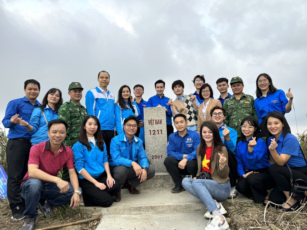 Các bạn trẻ Thủ đô tại cột mốc biên giới 1211 (huyện Cao Lộc, tỉnh Lạng Sơn)