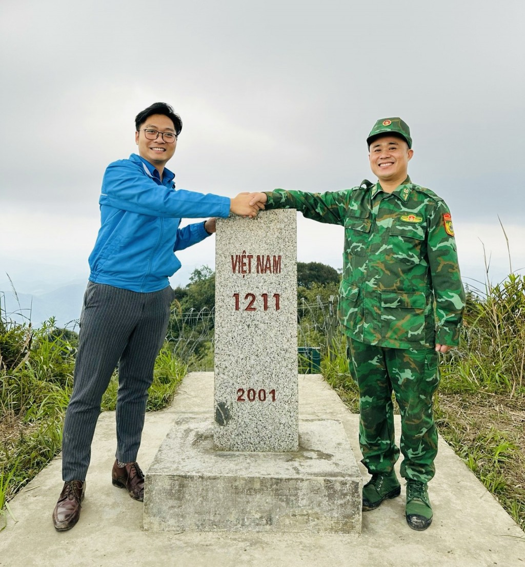 TS Tạ Đình Hòa, UVBTV Thành đoàn, Bí thư Đoàn Thanh niên Học viện Tài chính cùng chiến sĩ Bộ đội Biên phòng tại cột mốc 1211