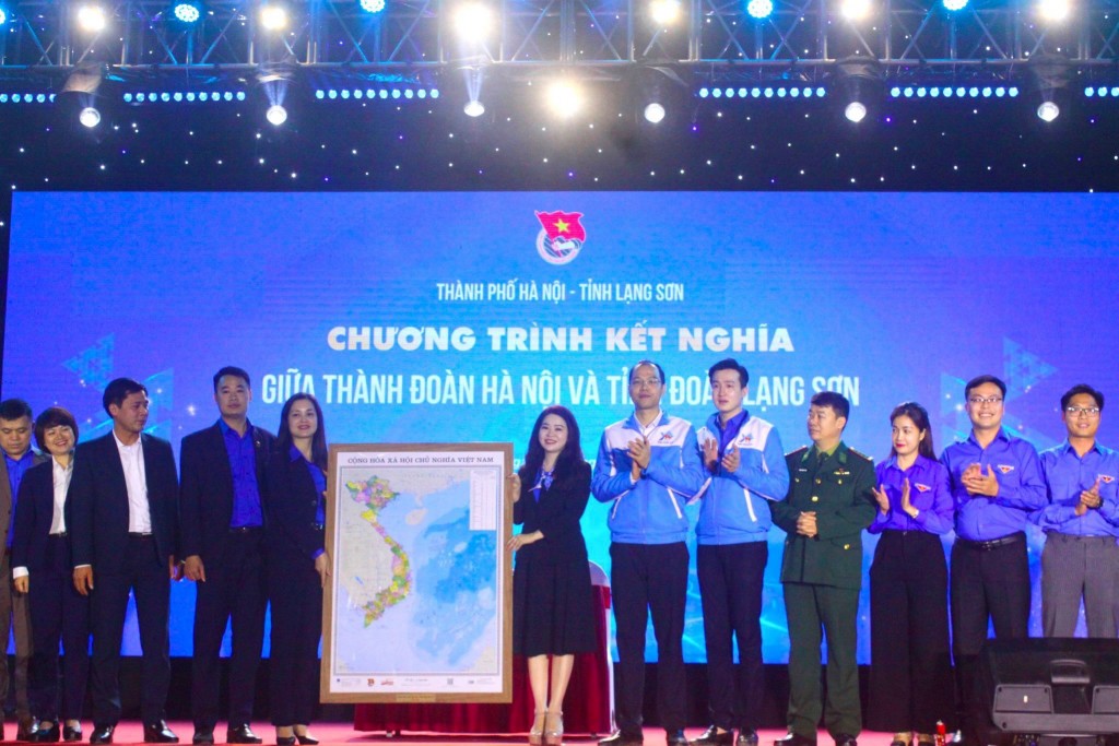Thành đoàn Hà Nội trao tặng 300 bản đồ Việt Nam cho Tỉnh đoàn Lạng Sơn, Đồn Biên phòng Ba Sơn