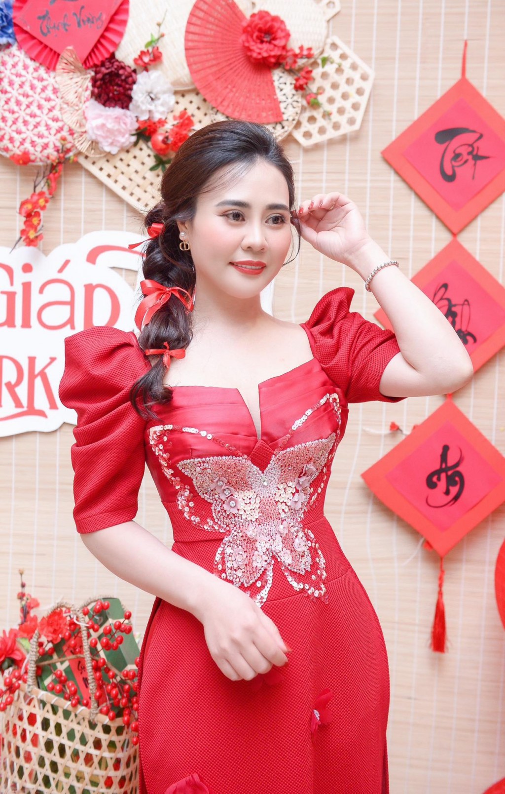 Hoa hậu Phan Kim Oanh diện áo dài chấm thi gói bánh chưng