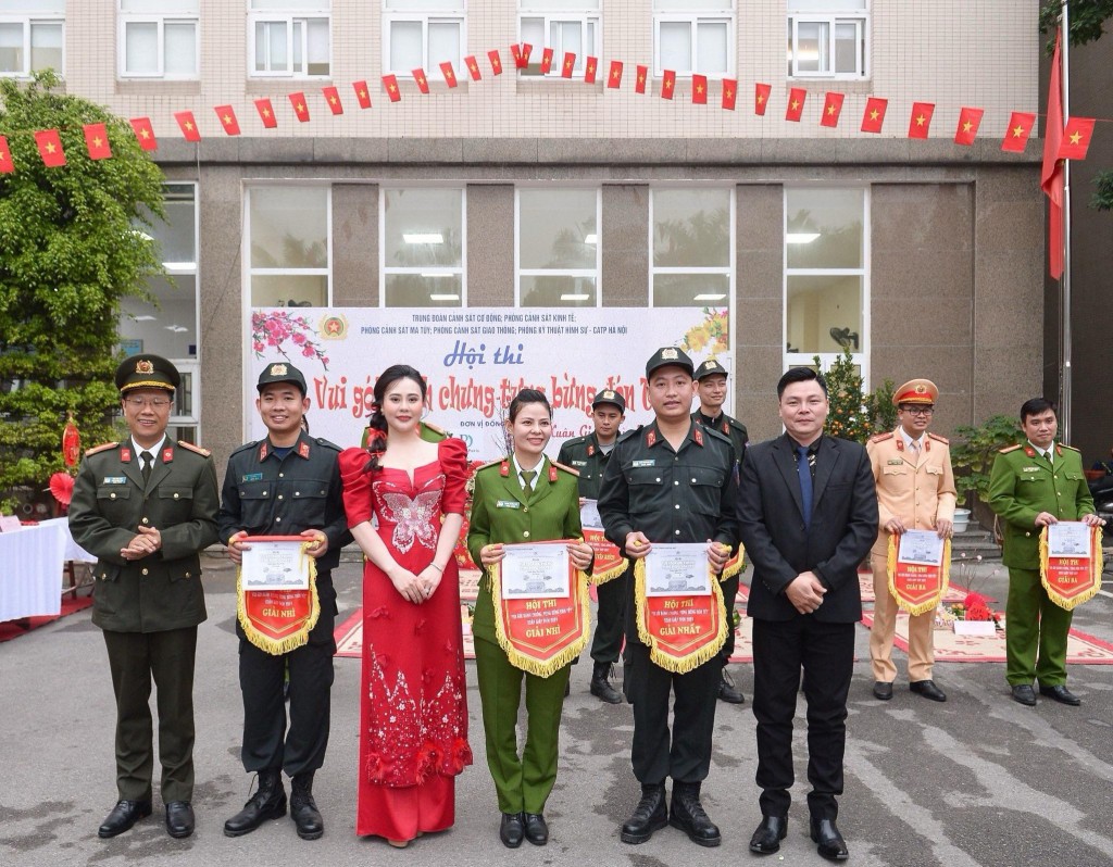 Hoa hậu Phan Kim Oanh diện áo dài chấm thi gói bánh chưng