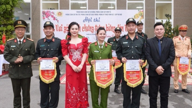 Hoa hậu Phan Kim Oanh diện áo dài chấm thi gói bánh chưng