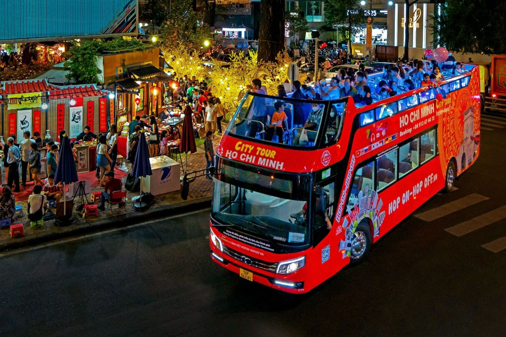 Lần đầu tiên tour xe buýt 2 tầng “Không ngủ ở Sài Gòn” đưa du khách tham quan thành phố xuyên đêm