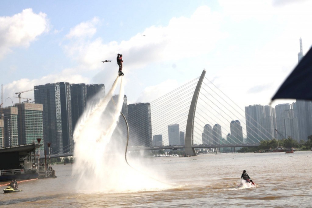 Hoạt động Flyboard trên sông Sài Gòn trong khuôn khổ Lễ hội Sông nước 2023
