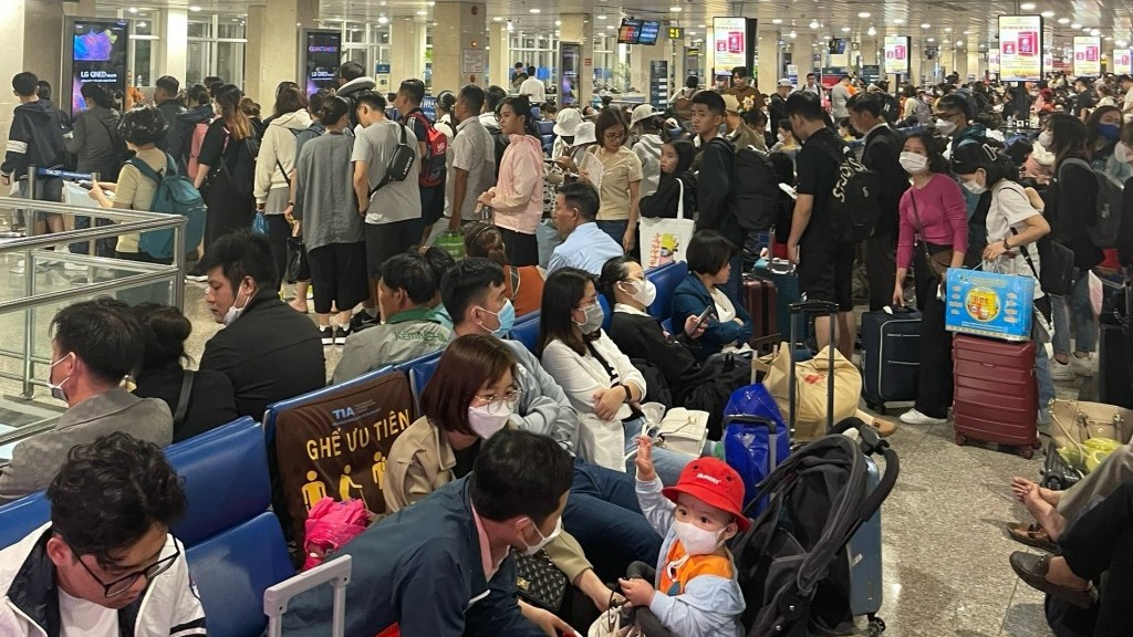 Sân bay Tân Sơn Nhất phục vụ 100.000 khách mỗi ngày dịp Tết