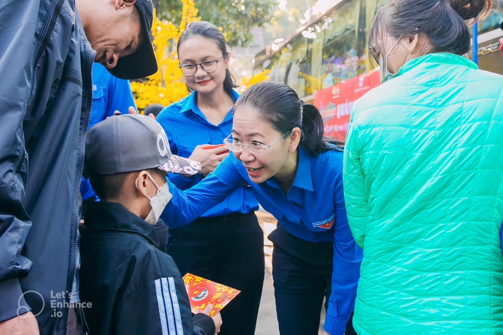 Bí thư Thành đoàn TP Hồ Chí Minh Thị Thanh Phương và Phó Bí thư Thành đoàn Trần Thu Hà gửi lời hỏi thăm đến các gia đình trong chương trình “Chuyến xe mùa Xuân”