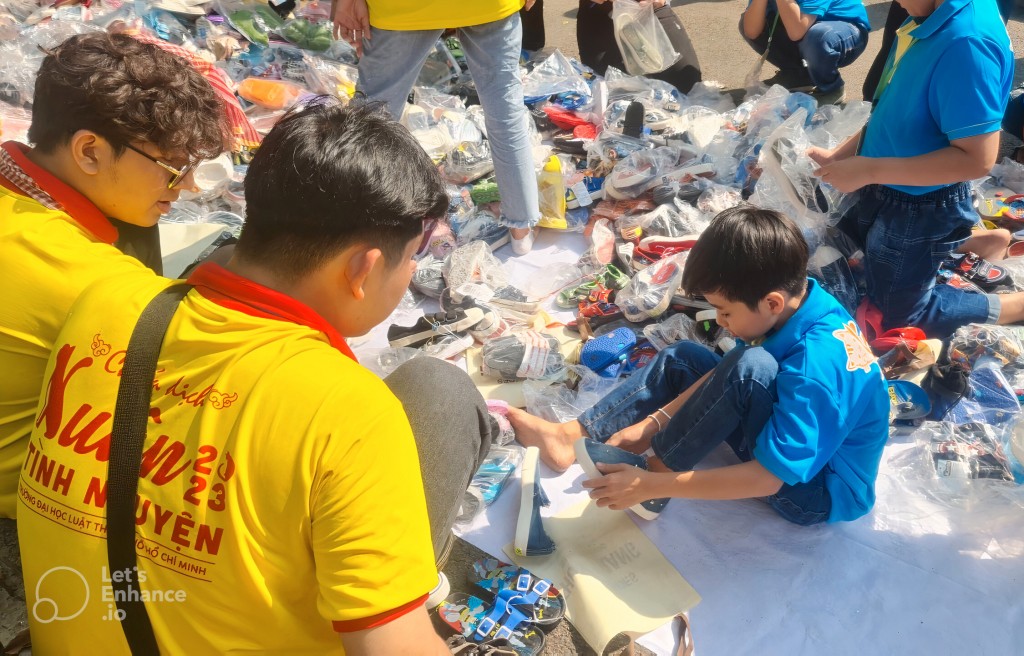 Thành đoàn TP Hồ Chí Minh tặng quần áo, giày dép cho trẻ em khó khăn, cơ nhỡ dịp cận Tết 2023
