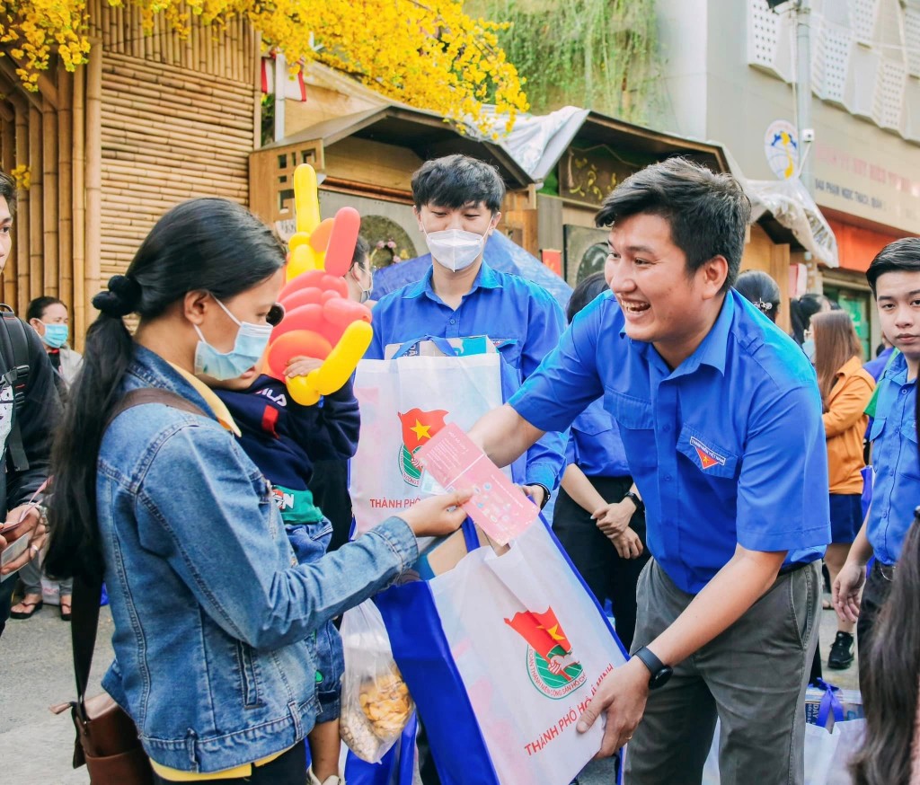 Tuổi trẻ TP Hồ Chí Minh tặng quà Tết cho người lao động