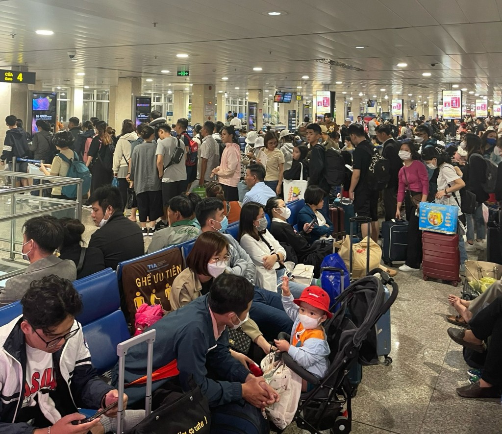 Hành khách đông nghịt tại sân bay Tân Sơn Nhất những ngày cận Tết