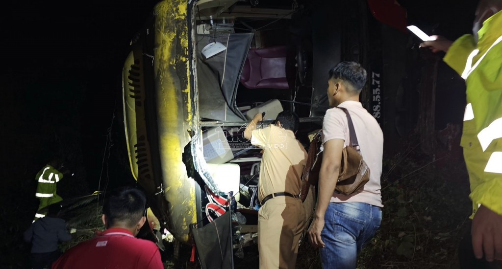 Kon Tum: Xe khách lao xuống vực, nhiều người bị thương