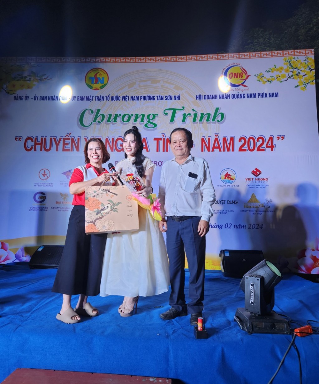 ông Ngô Phúc Chủ tịch HĐH TPHCM  và bà Nguyễn Thị Tuấn  tặng quà lưu niệm cho ca sĩ Tố My
