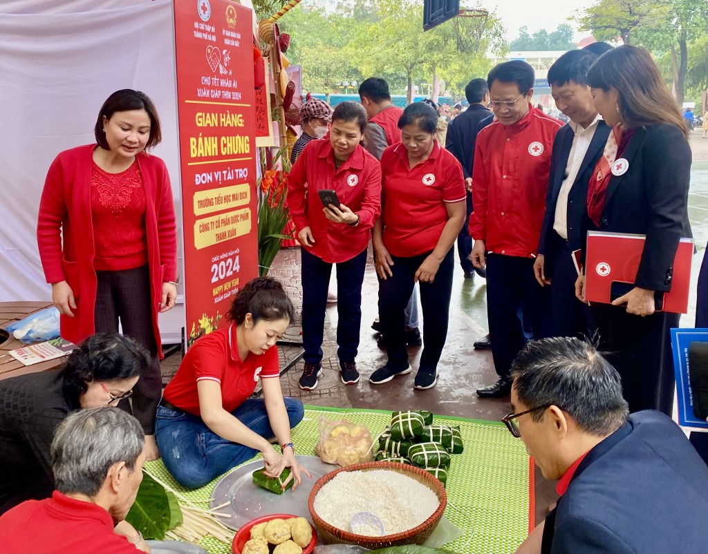 Gian hàng gói bánh chưng tại “Chợ Tết nhân ái”