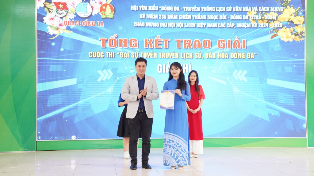 Giải Nhì thuộc về thí sinh Hà Thanh Xuân đến từ Đoàn thanh niên phường Nam Đồng