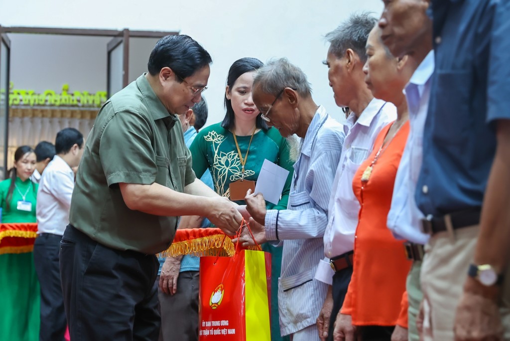 Thủ tướng khẳng định, Đảng, Nhà nước luôn quan tâm chăm lo để người dân có cuộc sống ngày càng ấm no hạnh phúc - Ảnh: VGP/Nhật Bắc