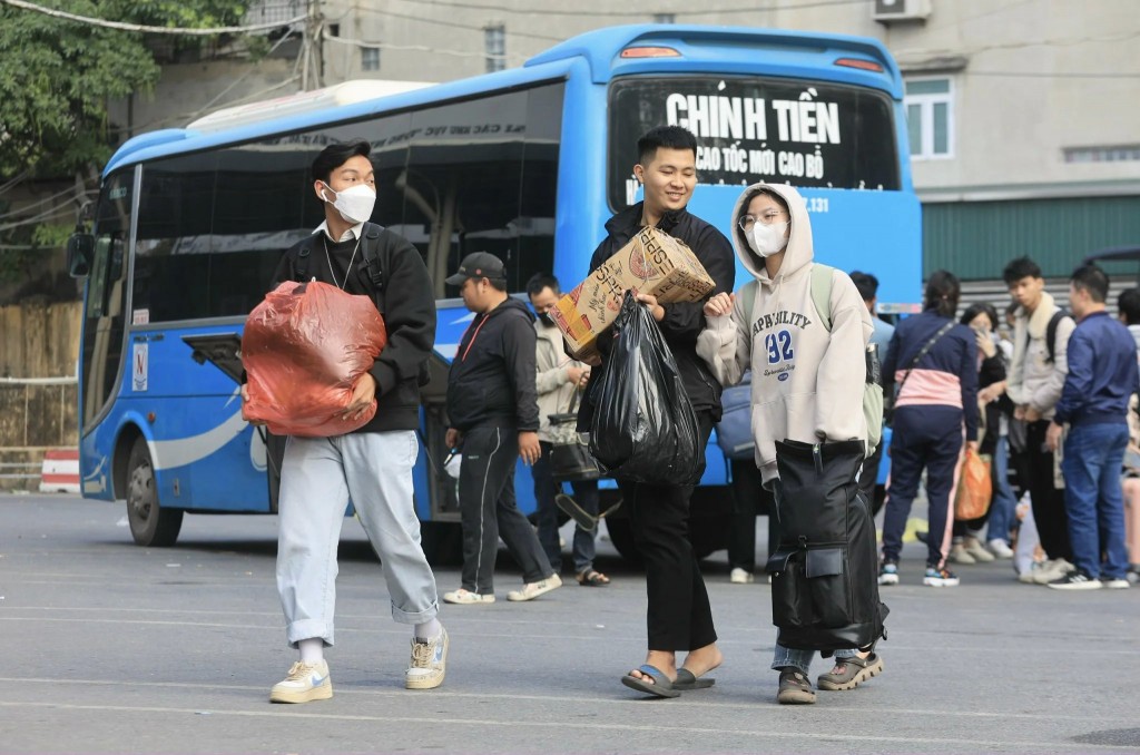 Nhiều bạn trẻ lựa chọn đi xe ô tô khách vì giá cả phải chăn