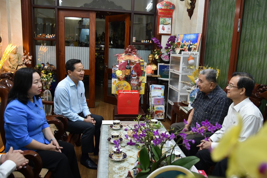 Phó Thủ tướng Lê Minh Khái cùng Đoàn công tác đã đến thăm, tặng quà, chúc Tết Thượng tướng Bùi Văn Huấn (phường Mỹ Bình, thành phố Long Xuyên), nguyên Phó Chủ nhiệm Tổng cục Chính trị, Quân đội Nhân dân Việt Nam. Ảnh VGP/Trần Mạnh