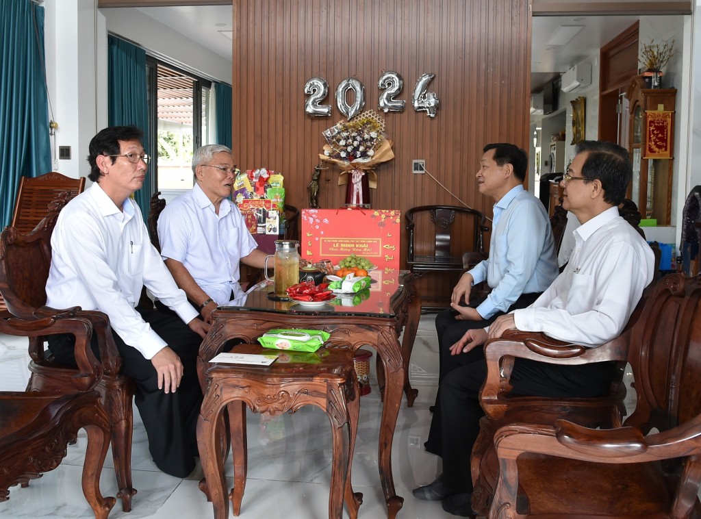 Phó Thủ tướng Lê Minh Khái thăm, chúc Tết gia đình ông Phan Văn Sáu, nguyên Tổng Thanh tra Chính phủ, nguyên Bí thư Tỉnh ủy An Giang, nguyên Bí thư Tỉnh ủy Sóc Trăng. Ảnh VGP/Trần Mạnh