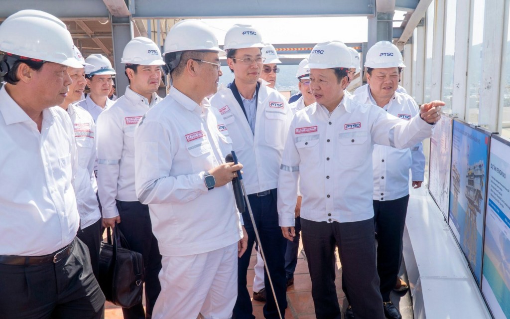 Tổng Giám đốc PTSC Lê Mạnh Cường giới thiệu với Phó Thủ tướng Trần Hồng Hà tổng quan về khu căn cứ cảng, bãi chế tạo PTSC và các dự án PTSC đã và đang triển khai trong lĩnh vực dầu khí và năng lượng tái tạo ngoài khơi - Ảnh: VGP/BRVT