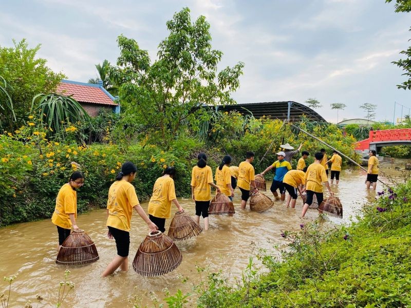 Trải nghiệm bắt cá được các cu khách rất thích thú.