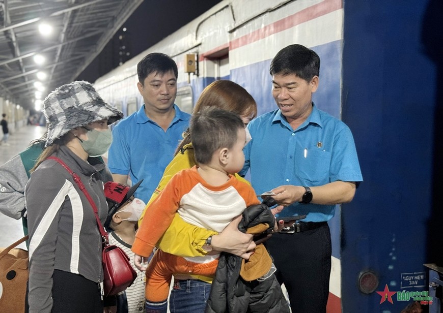  Đồng chí Phạm Chí Tâm, Phó chủ tịch Liên đoàn Lao động TP Hồ Chí Minh lì xì năm mới cho các gia đình trước khi lên tàu hỏa.