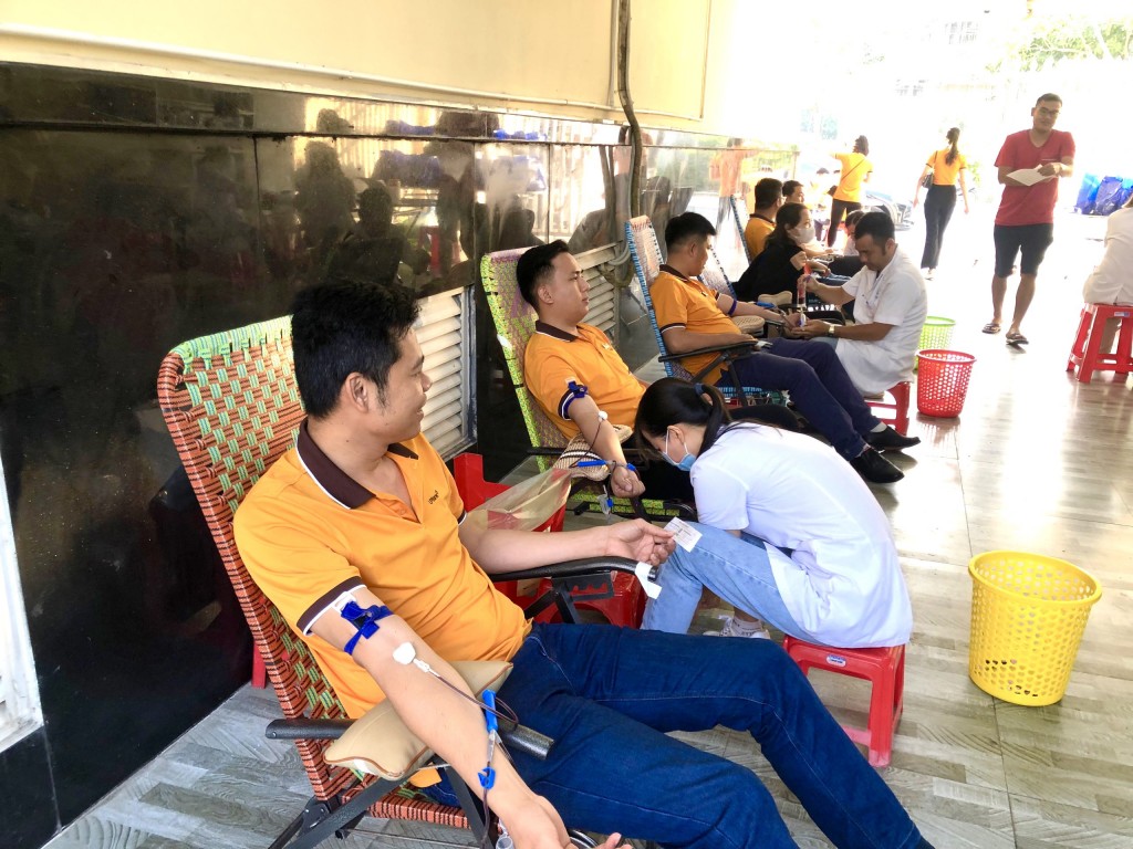 Dù bận rộn với công việc cuối năm, CBNV tại LPBank Kiên Giang vẫn dành thời gian tham gia Ngày hội hiến máu tình nguyện 2024.