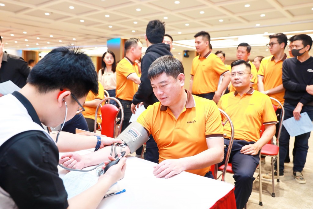 Chủ tịch HĐQT LPBank  – ông Nguyễn Đức Thụy tham gia hiến máu tại Ngày hội hiến máu tình nguyện 2024.