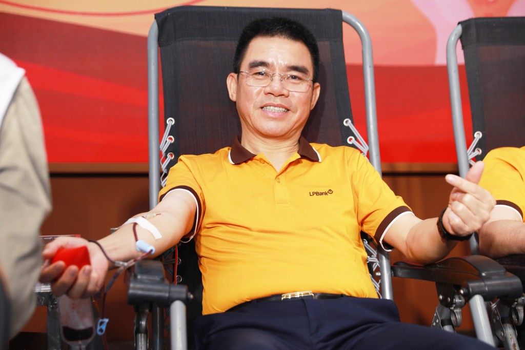 Phó Chủ tịch HĐQT, Tổng Giám đốc LPBank – ông Hồ Nam Tiến cũng có mặt tại sự kiện và tham gia hiến máu.