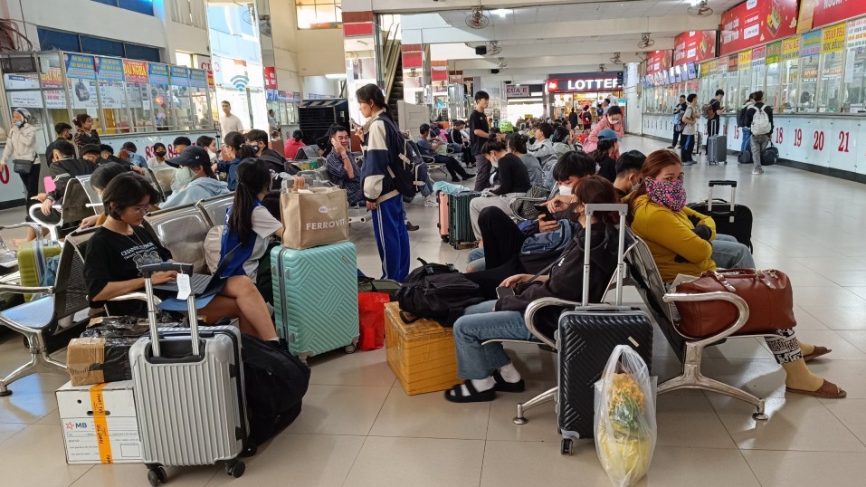 TP Hồ Chí Minh: Bến xe tấp nập người dân về quê ăn Tết