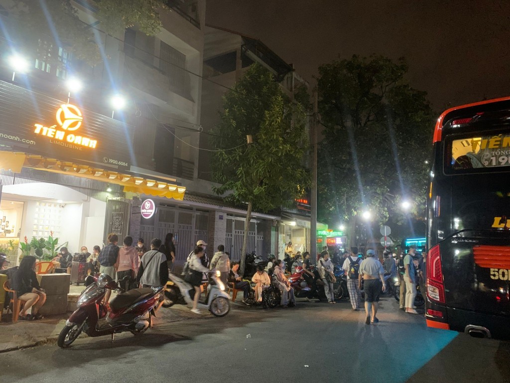 Tại các bãi xe tư nhân cũng đang đón lượng khách kỷ lục, tăng vài lần so với ngày thường và nhỉnh hơn so với cùng kỳ năm 2023 Tại các bãi xe tư nhân cũng đang đón lượng khách kỷ lục, tăng vài lần so với ngày thường và nhỉnh hơn so với cùng kỳ năm 2023