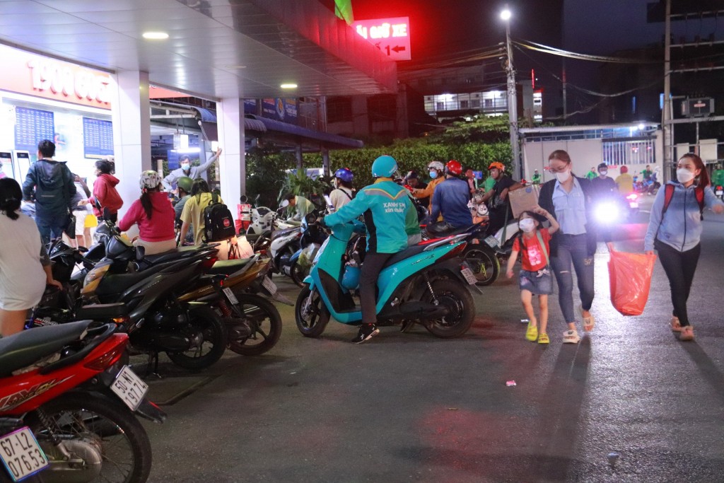 Theo ghi nhận của phóng viên, vào những ngày từ 3 - 5/2 (tức 24/12 - 26/12 âm lịch), tại Bến xe Miền Tây (quận Bình Tân, TP Hồ Chí Minh) đã bắt đầu đông đúc người dân khuân vác hành lý đến mua vé về quê ăn Tết sớm. Theo ghi nhận của phóng viên, vào những ngày từ 3 - 5/2 (tức 24/12 - 26/12 âm lịch), tại Bến xe Miền Tây (quận Bình Tân, TP Hồ Chí Minh) đã bắt đầu đông đúc người dân khuân vác hành lý đến mua vé về quê ăn Tết sớm.